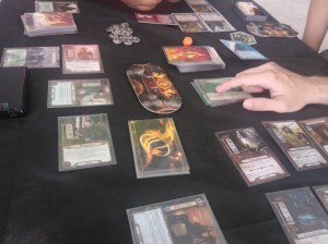 O jogo possui marcadores, cartas e tokens muito bonitos.