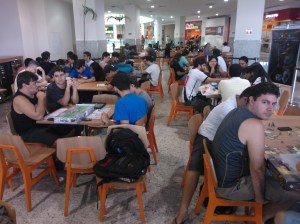 Jogadores da Dungeon Capixaba lotando a praça de alimentação.