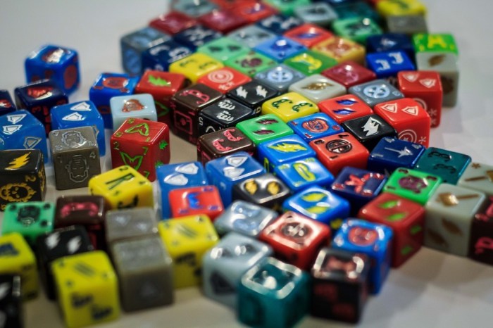 marvel-dice-master-avengers-vs-xmen-set-up-box_2-1024x682